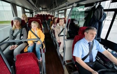 Где безопасно сидеть в автобусе